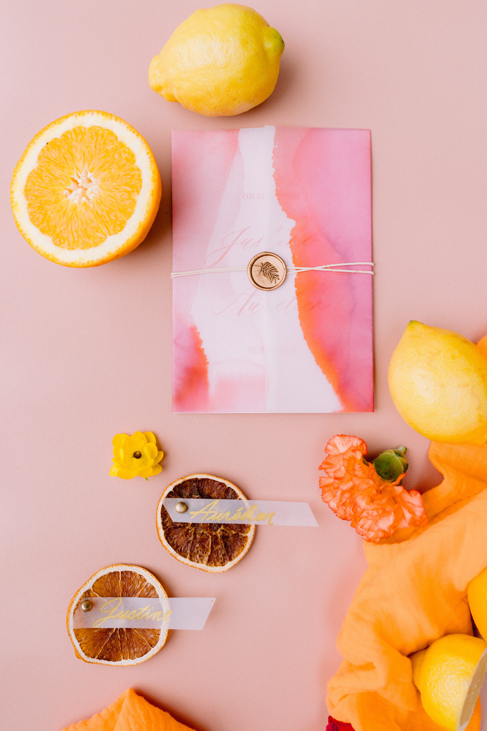 Flatlay de mariage coloré